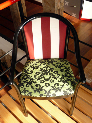 Chaise + accoudoirs tapisserie  280€